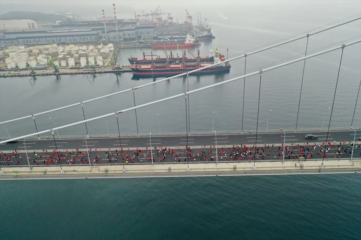 Kocaeli’de Osmangazi Köprüsü’nde Cumhuriyet Koşusu yapıldı Kocaeli’de Osmangazi Köprüsü’nde Cumhuriyet Koşusu yapıldı