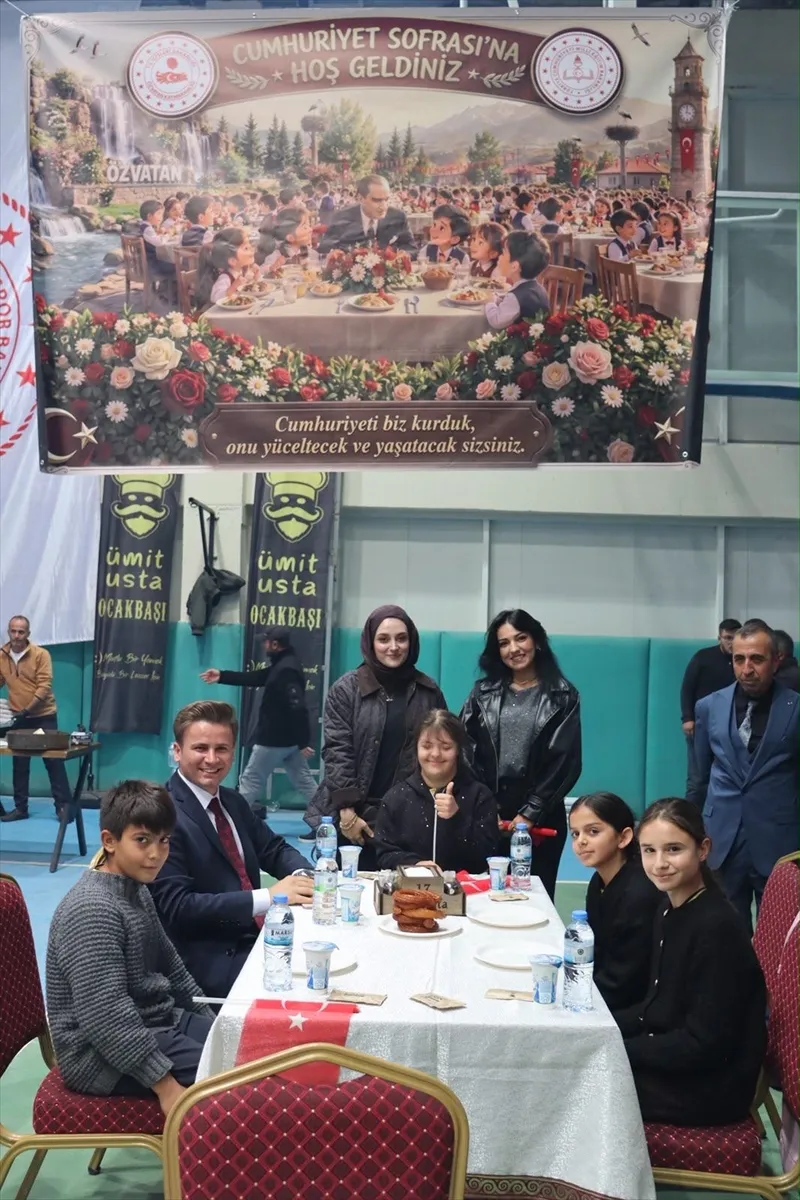 Özvatan’da öğrencilerin katılımıyla Cumhuriyet Sofrası programı düzenlendi