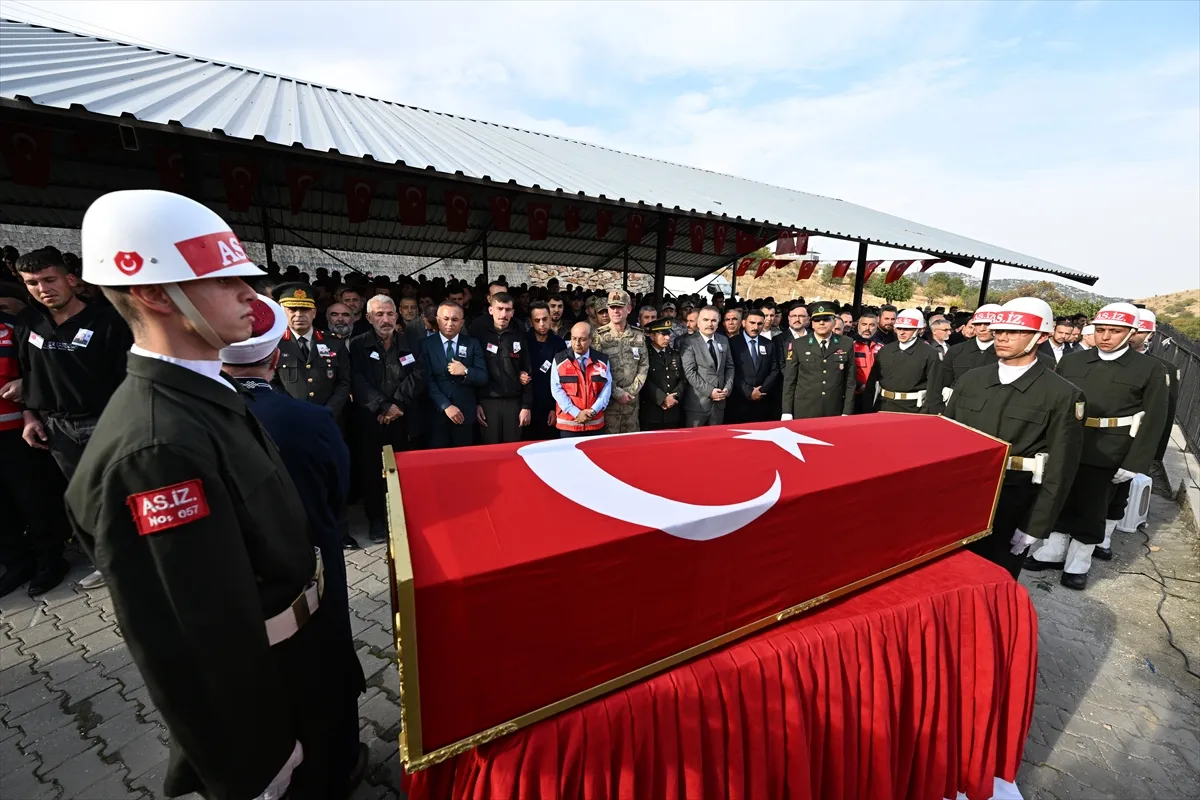 Pençe-Kilit operasyon bölgesinde şehit olan Uzman Çavuş Aslan, Gaziantep’te toprağa verildi Pençe-Kilit operasyon bölgesinde şehit olan Uzman Çavuş Aslan, Gaziantep’te toprağa verildi
