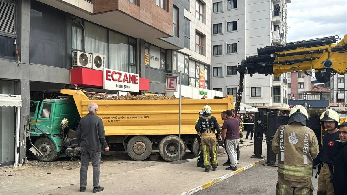 Pendik’te kamyonun eczaneye çarptığı kazada 7 kişi yaralandı Pendik’te kamyonun eczaneye çarptığı kazada 7 kişi yaralandı