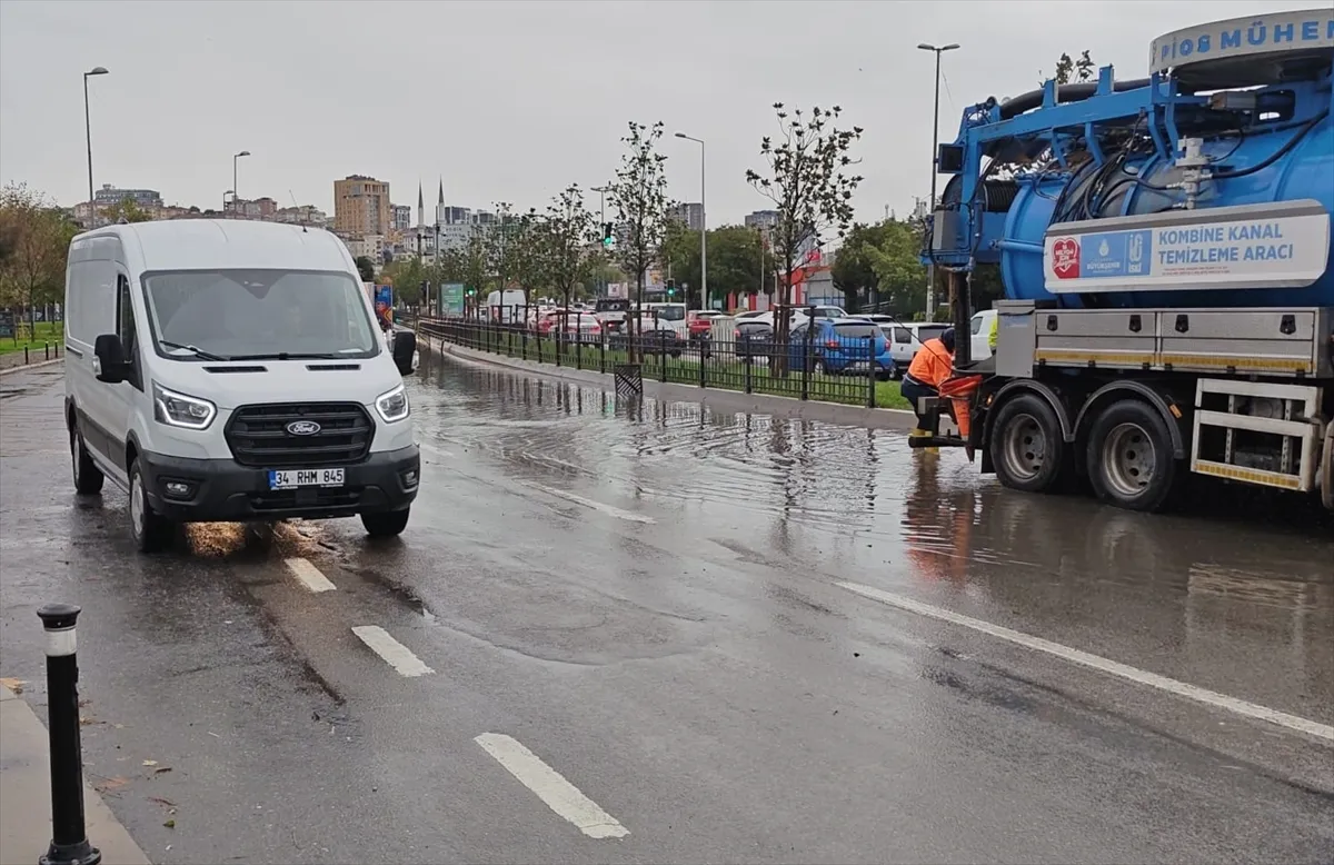 Pendik’te sağanak su baskınlarına neden oldu Pendik’te sağanak su baskınlarına neden oldu