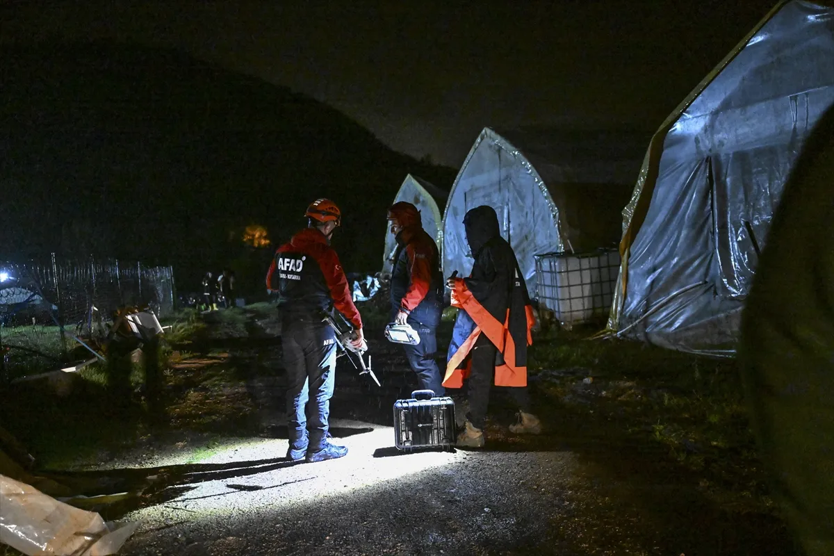 Pendik’te sel sularına kapılan 2 kişinin bulunması için çalışma başlatıldı