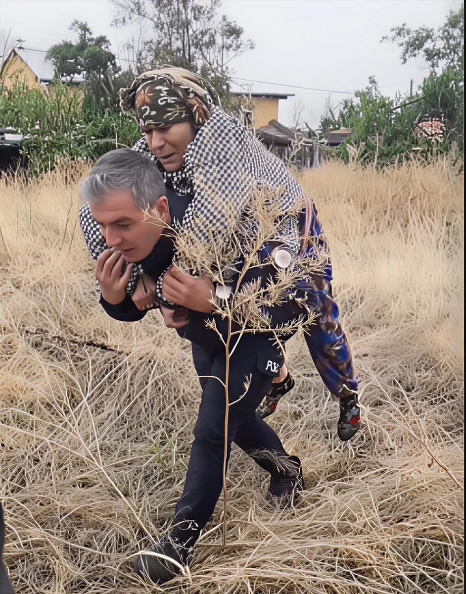 Polis, otluk alanda bulduğu yaşlı kadını sırtında ambulansa taşıdı Polis, otluk alanda bulduğu yaşlı kadını sırtında ambulansa taşıdı