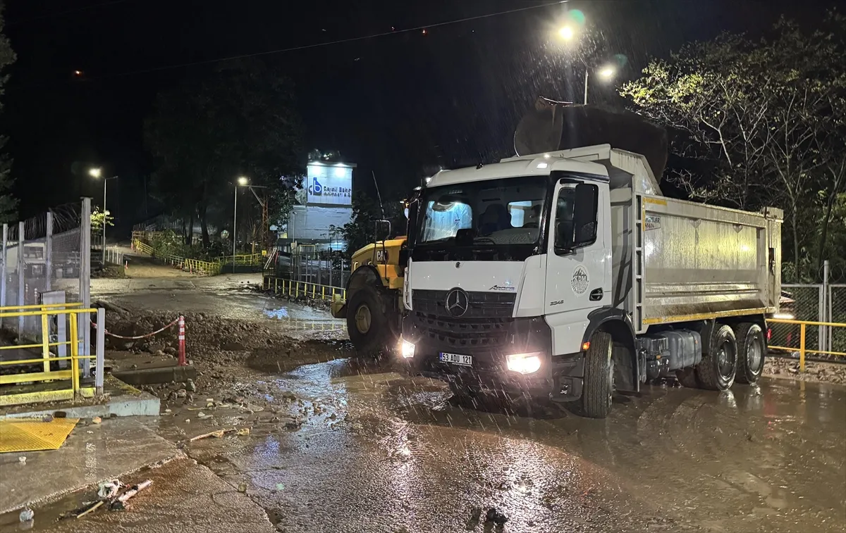 Rize’nin Çayeli ilçesinde sağanak hayatı olumsuz etkiledi Rize’nin Çayeli ilçesinde sağanak hayatı olumsuz etkiledi