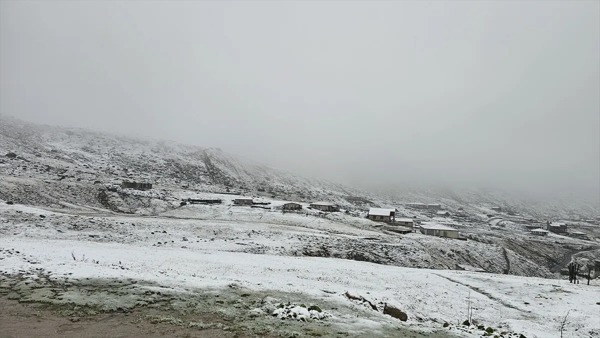 Rize’nin yüksek kesimlerinde kar etkili oldu Rize’nin yüksek kesimlerinde kar etkili oldu