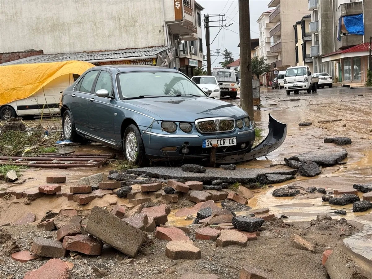 Sağanak nedeniyle Kocaeli’de bazı yollar ulaşıma kapandı, Sakarya’da evleri su bastı