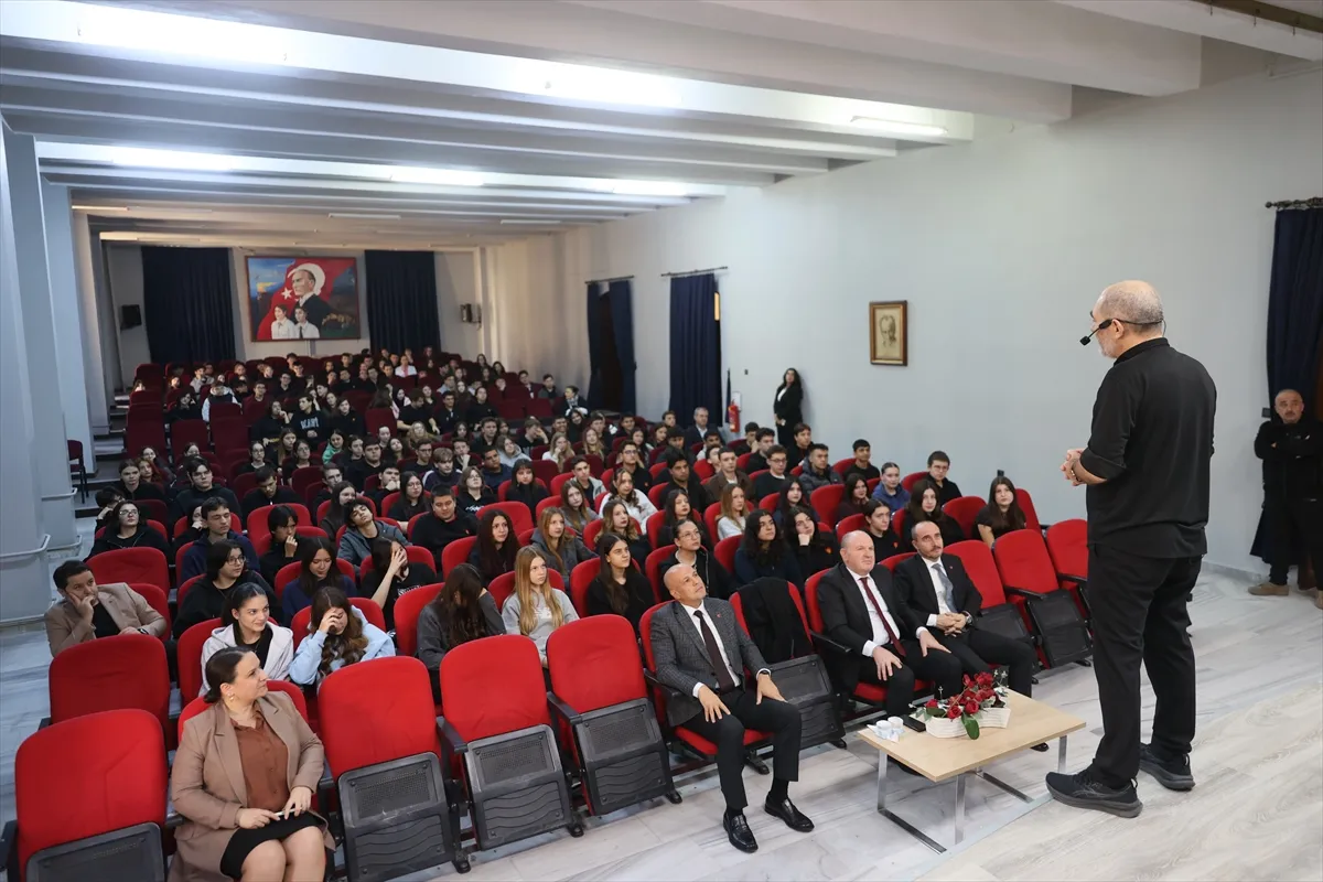 Sahnelerden tanınan emniyet müdürü Edirne Lisesi öğrencileriyle buluştu Sahnelerden tanınan emniyet müdürü Edirne Lisesi öğrencileriyle buluştu