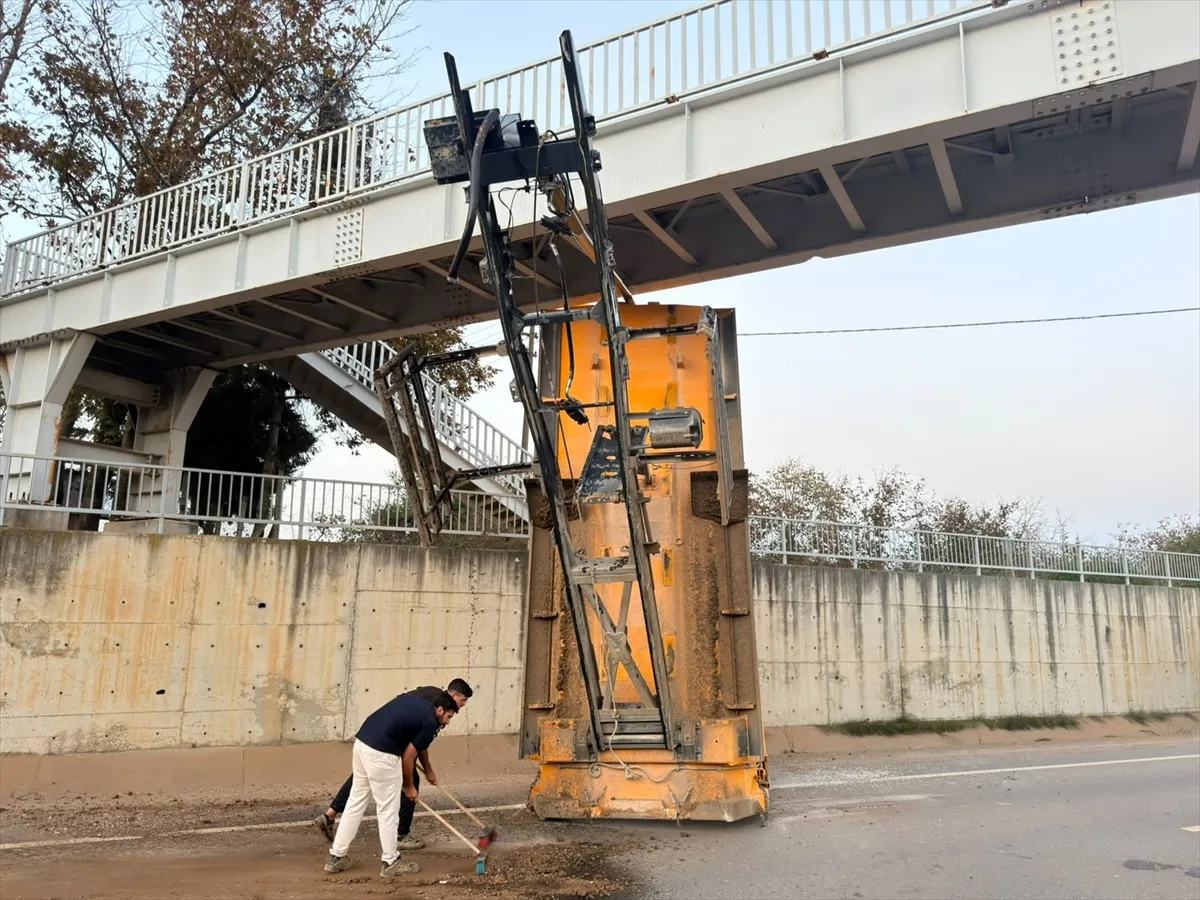 Sakarya’da kamyonun açık kalan damperi üst geçide takıldı Sakarya’da kamyonun açık kalan damperi üst geçide takıldı