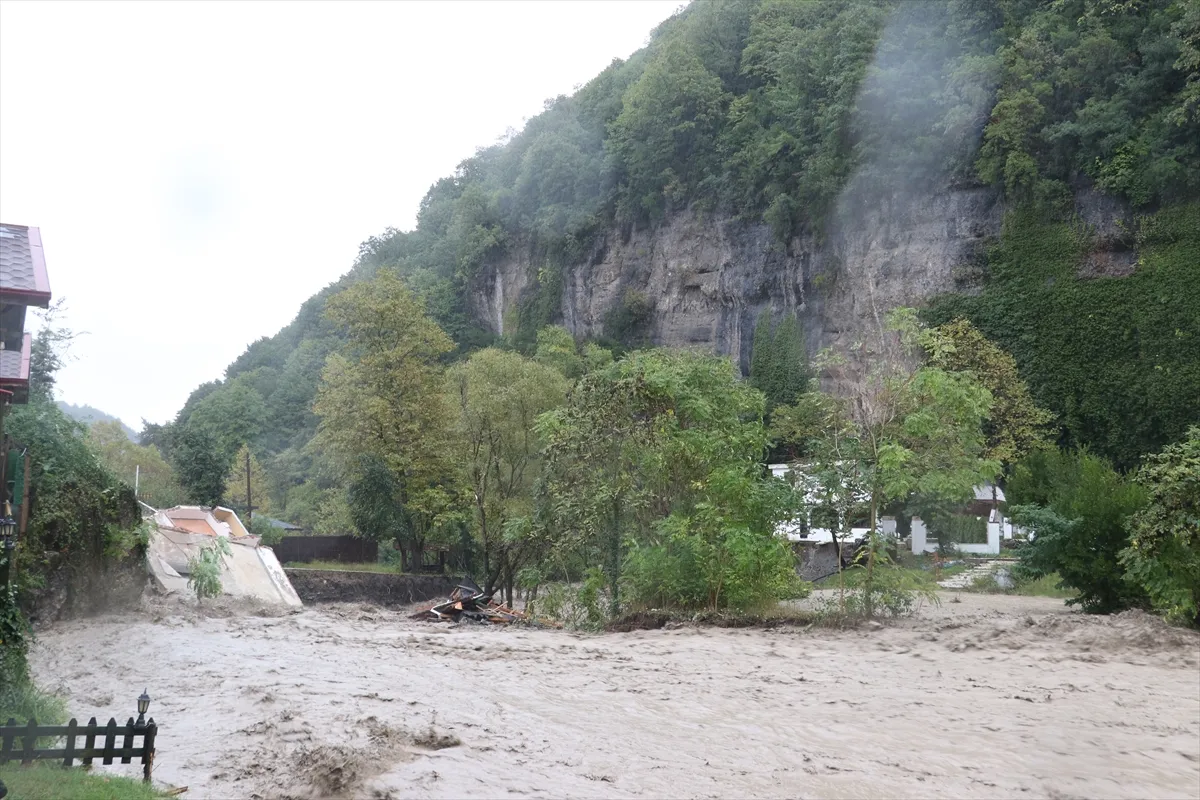 Sakarya’da sağanak nedeniyle dere kenarındaki iki katlı ev yıkıldı Sakarya’da sağanak nedeniyle dere kenarındaki iki katlı ev yıkıldı