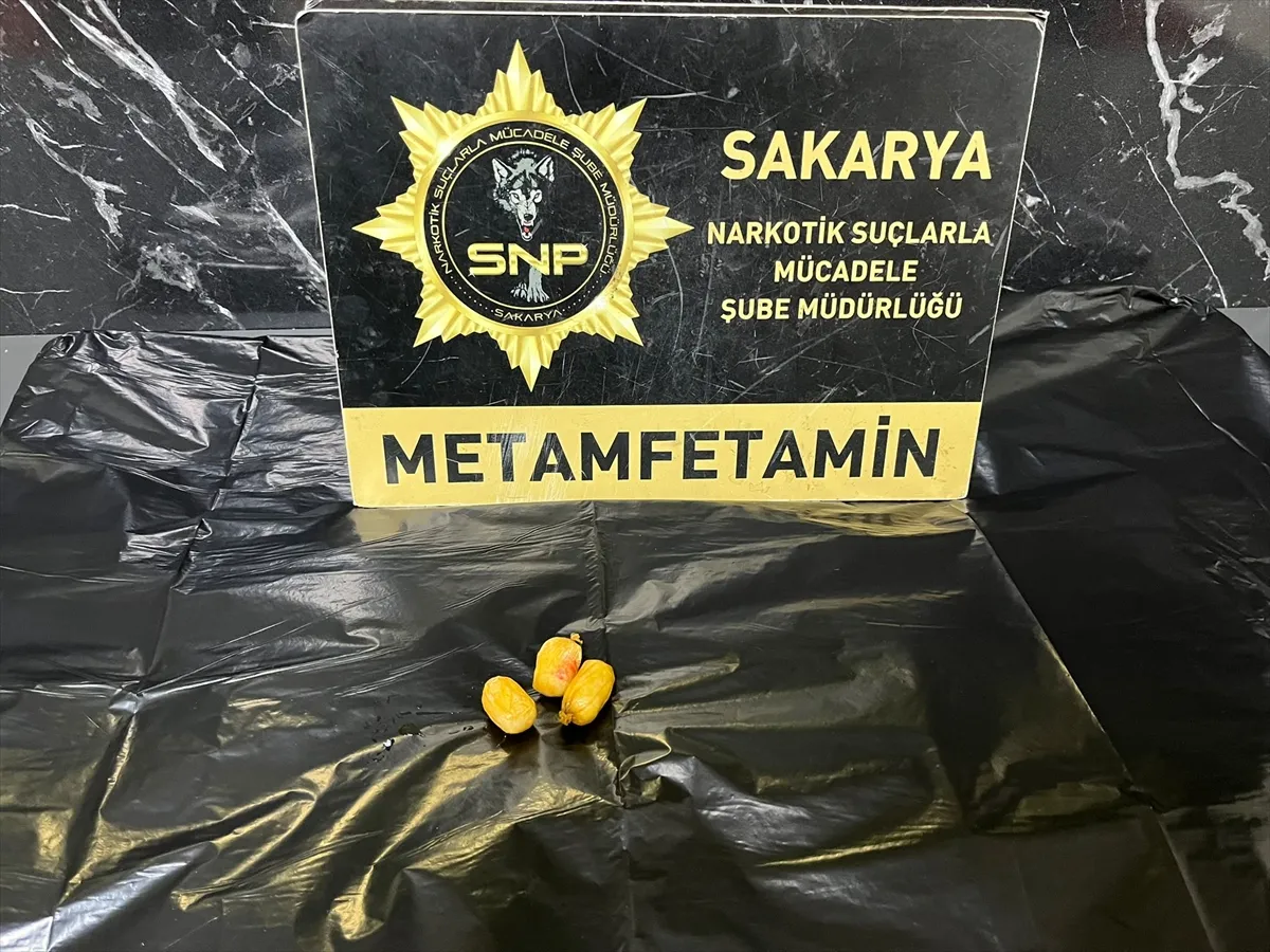 Sakarya’da uyuşturucuyu yutarak sevk eden şüpheli tutuklandı Sakarya’da uyuşturucuyu yutarak sevk eden şüpheli tutuklandı