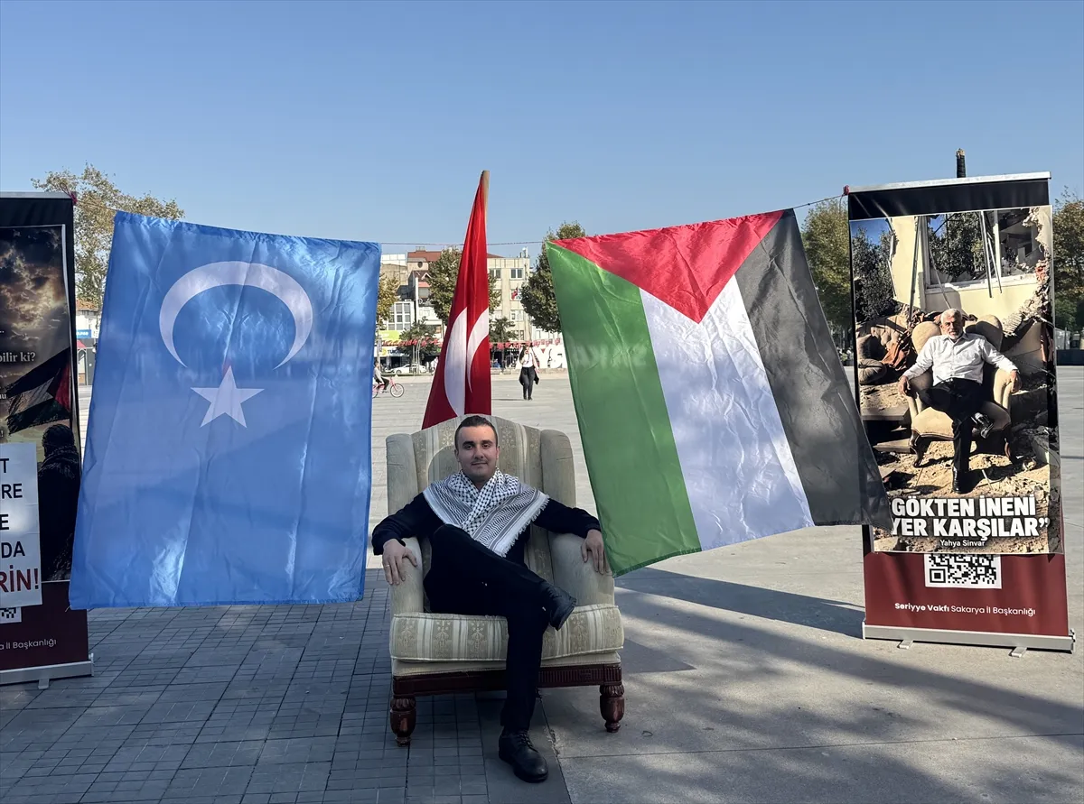 Sakarya’da vatandaşlar, Gazze’deki soykırıma Sinvar pozuyla tepki verdi Sakarya’da vatandaşlar, Gazze’deki soykırıma Sinvar pozuyla tepki verdi