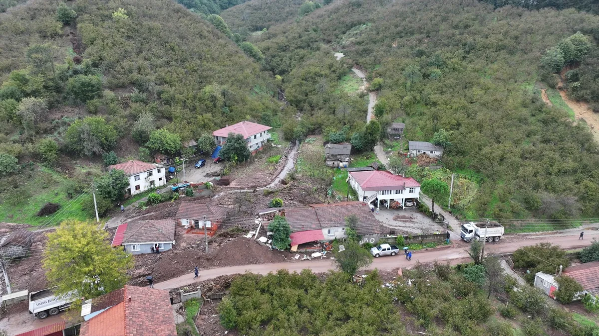 Sakarya’nın Karasu ilçesinde sağanağın ardından heyelanın olduğu mahalledeki evler hasar gördü Sakarya’nın Karasu ilçesinde sağanağın ardından heyelanın olduğu mahalledeki evler hasar gördü