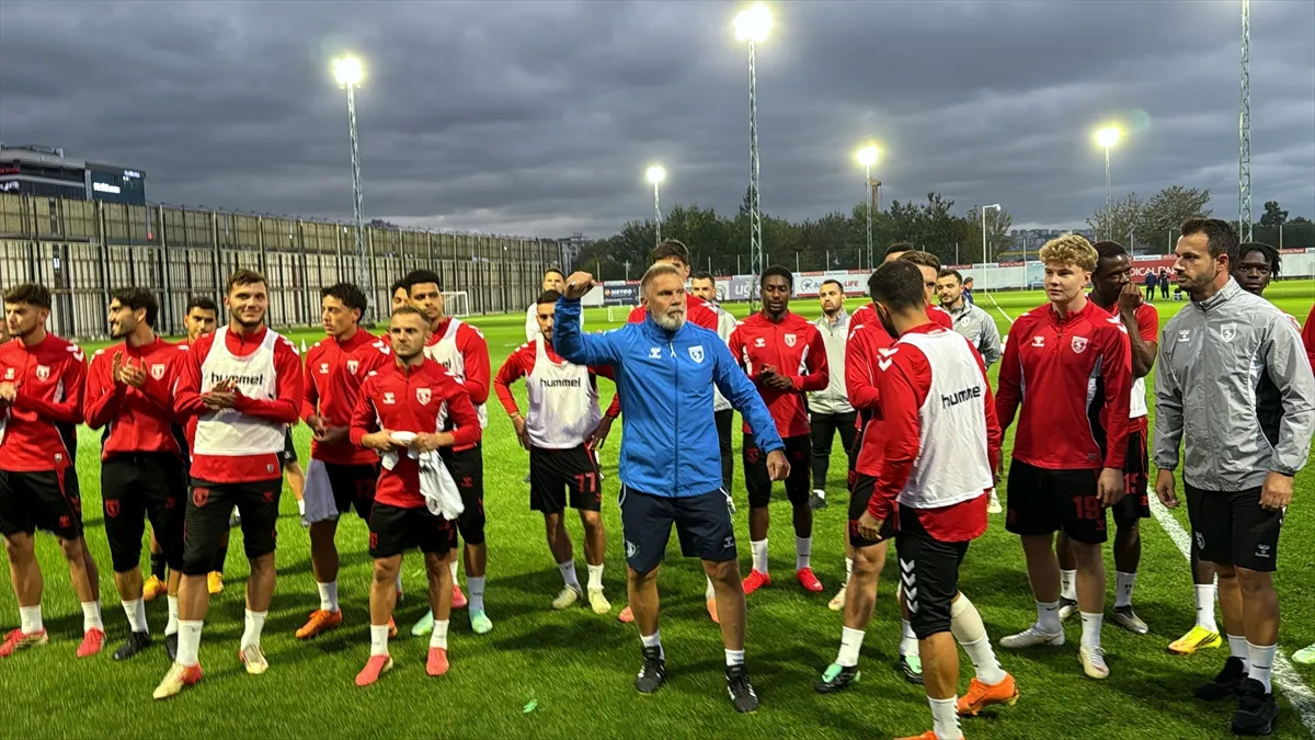 Samsunspor, Trabzonspor maçının hazırlıklarına taraftar desteği ile devam etti Samsunspor, Trabzonspor maçının hazırlıklarına taraftar desteği ile devam etti