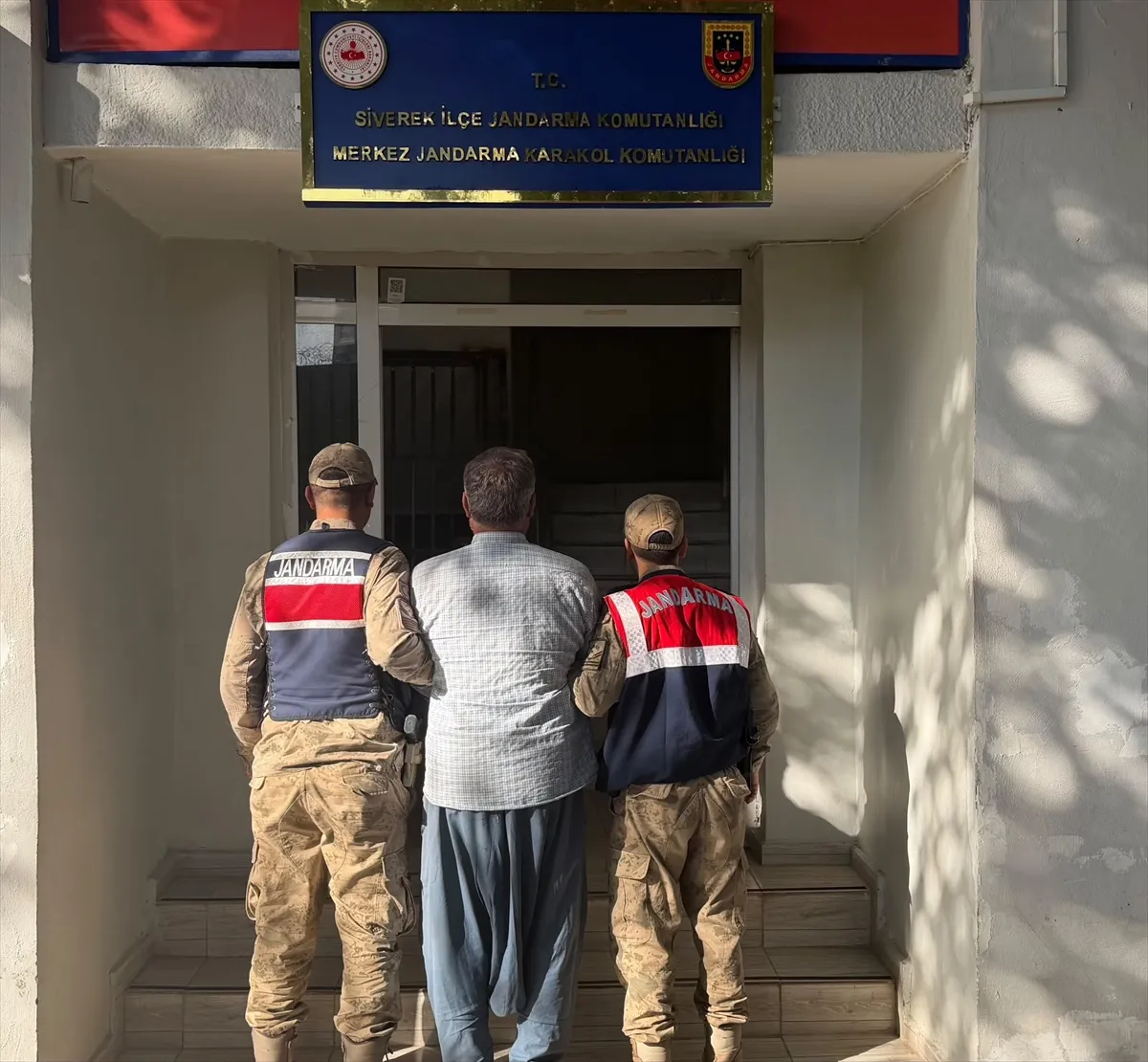 Şanlıurfa’da köpeği hareket halindeki araca bağlayan sürücü gözaltına alındı Şanlıurfa’da köpeği hareket halindeki araca bağlayan sürücü gözaltına alındı
