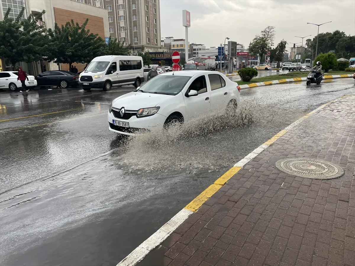 Şanlıurfa’da sağanak etkili oldu Şanlıurfa’da sağanak etkili oldu