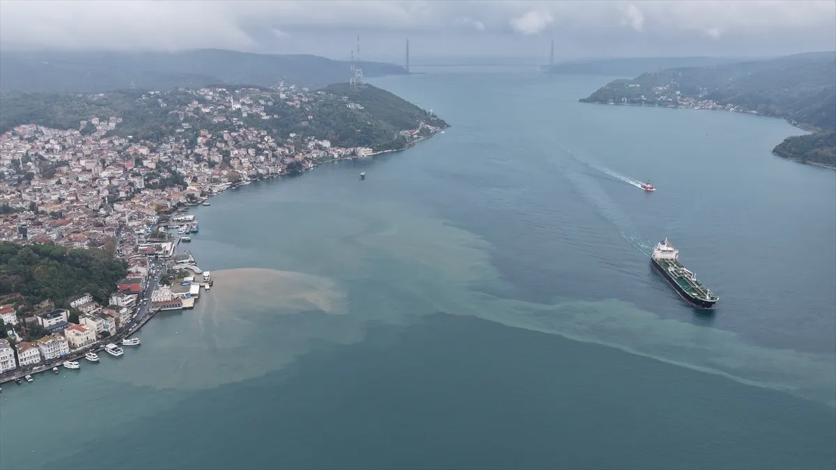 Sarıyer’de yağışın ardından denizin rengi kahverengiye dönüştü Sarıyer’de yağışın ardından denizin rengi kahverengiye dönüştü