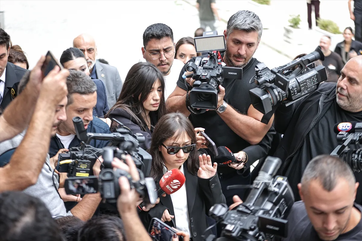 Şarkıcı Güllü’nün ölümüne ilişkin kızı Tuğyan Ülkem Gülter hakim karşısında (GÜNCELLEME) Şarkıcı Güllü’nün ölümüne ilişkin kızı Tuğyan Ülkem Gülter hakim karşısında (GÜNCELLEME)