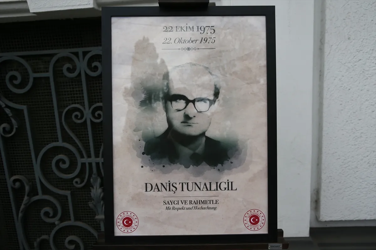 Şehit Büyükelçi Tunalıgil Viyana’da düzenlenen törenle anıldı Şehit Büyükelçi Tunalıgil Viyana’da düzenlenen törenle anıldı