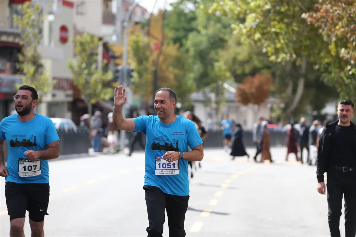 Şehit Ömer Halisdemir anısına yarı maraton düzenlendi Şehit Ömer Halisdemir anısına yarı maraton düzenlendi