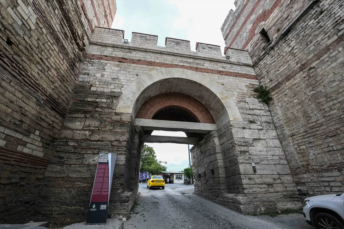 ŞEHRİN TARİHİNE AÇILAN KAPILAR - 1600 yıllık Belgradkapı, İstanbul surlarının değerini kitabeleriyle geleceğe aktarıyor