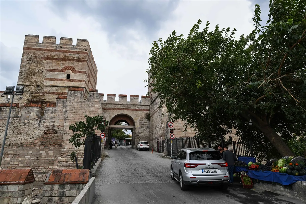 ŞEHRİN TARİHİNE AÇILAN KAPILAR - 1600 yıllık Belgradkapı, İstanbul surlarının değerini kitabeleriyle geleceğe aktarıyor