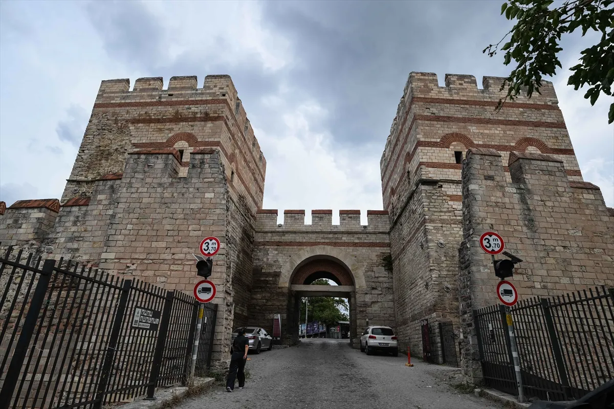 ŞEHRİN TARİHİNE AÇILAN KAPILAR - 1600 yıllık Belgradkapı, İstanbul surlarının değerini kitabeleriyle geleceğe aktarıyor