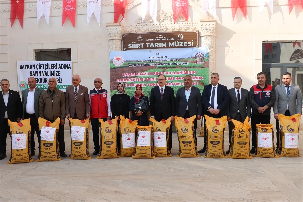 Siirt’te çiftçilere 176 ton kırmızı mercimek tohumunun dağıtımına başlandı Siirt’te çiftçilere 176 ton kırmızı mercimek tohumunun dağıtımına başlandı