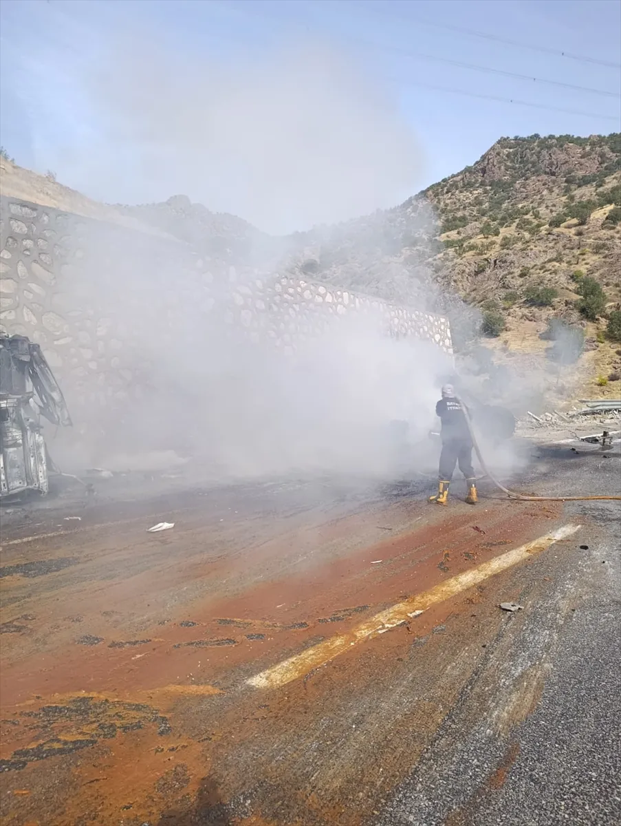 Siirt’te devrilen tırda çıkan yangın söndürüldü Siirt’te devrilen tırda çıkan yangın söndürüldü
