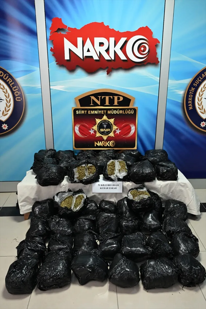 Siirt’te Dur ihtarına uymayan sürücünün otomobilinde 51 kilo 800 gram esrar ele geçirildi Siirt’te Dur ihtarına uymayan sürücünün otomobilinde 51 kilo 800 gram esrar ele geçirildi