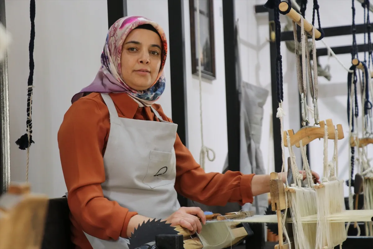 Siirt’te kilim dokumacısı şal şepik ustası oldu Siirt’te kilim dokumacısı şal şepik ustası oldu