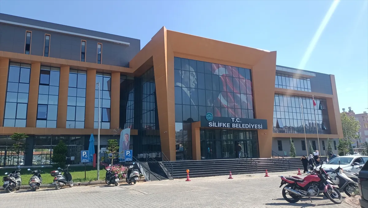Silifke Belediyesine yönelik operasyonda gözaltına alınan 7 zanlıdan 3’ü tutuklandı (GÜNCELLEME) Silifke Belediyesine yönelik operasyonda gözaltına alınan 7 zanlıdan 3’ü tutuklandı (GÜNCELLEME)
