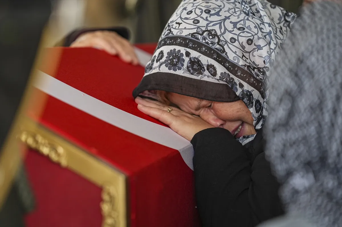 Silivri açıklarında batan geminin mürettebatından Rahmi Temel’in cenazesi, İzmir’de toprağa verildi Silivri açıklarında batan geminin mürettebatından Rahmi Temel’in cenazesi, İzmir’de toprağa verildi