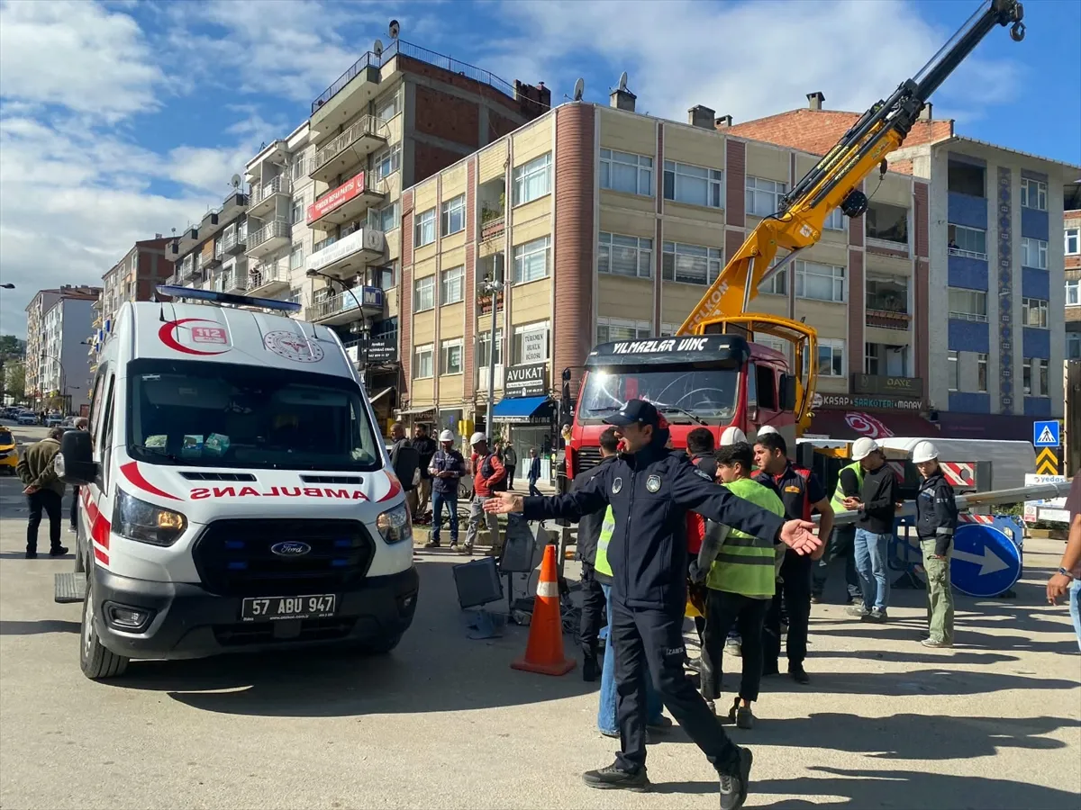 Sinop’ta üzerine elektrik direği devrilen işçi öldü Sinop’ta üzerine elektrik direği devrilen işçi öldü