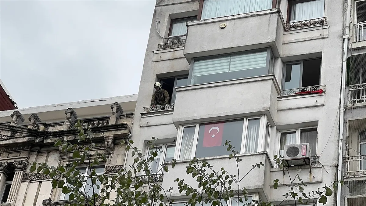 Şişli’de 8 katlı binadaki yangın söndürüldü