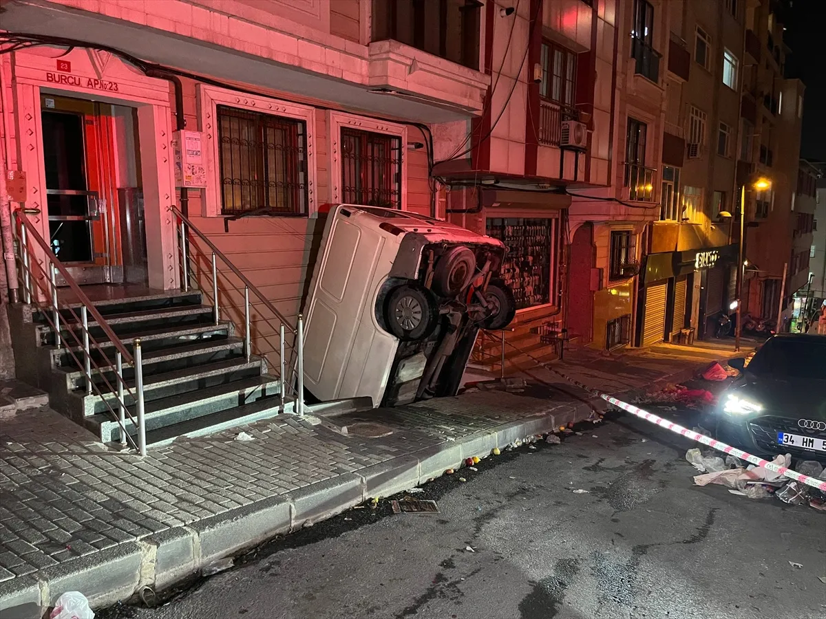 Şişli’de apartman boşluğuna düşen panelvanın sürücüsü yaralandı