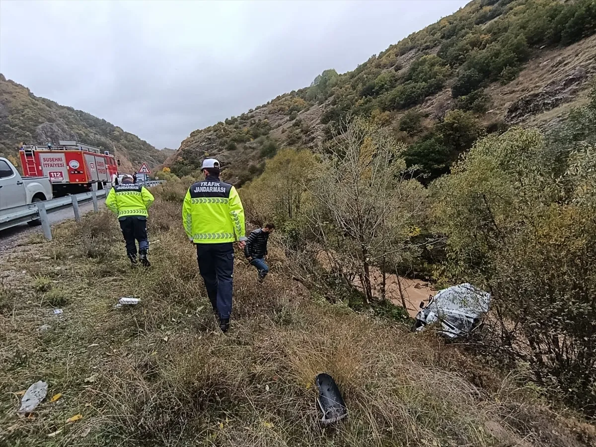 Sivas’ta devrilen minibüsün sürücüsü yaralandı