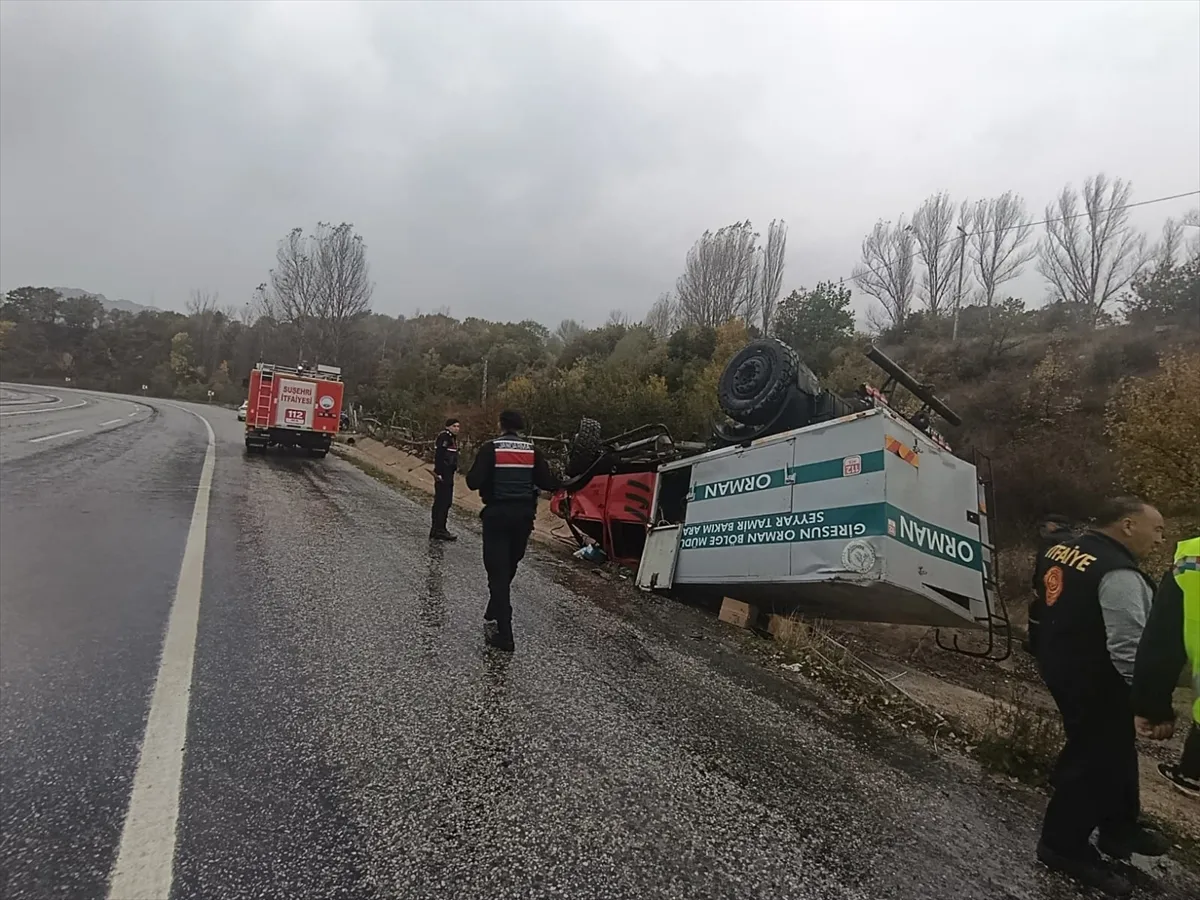 Sivas’ta seyyar tamir aracı devrildi: 3 yaralı Sivas’ta seyyar tamir aracı devrildi: 3 yaralı