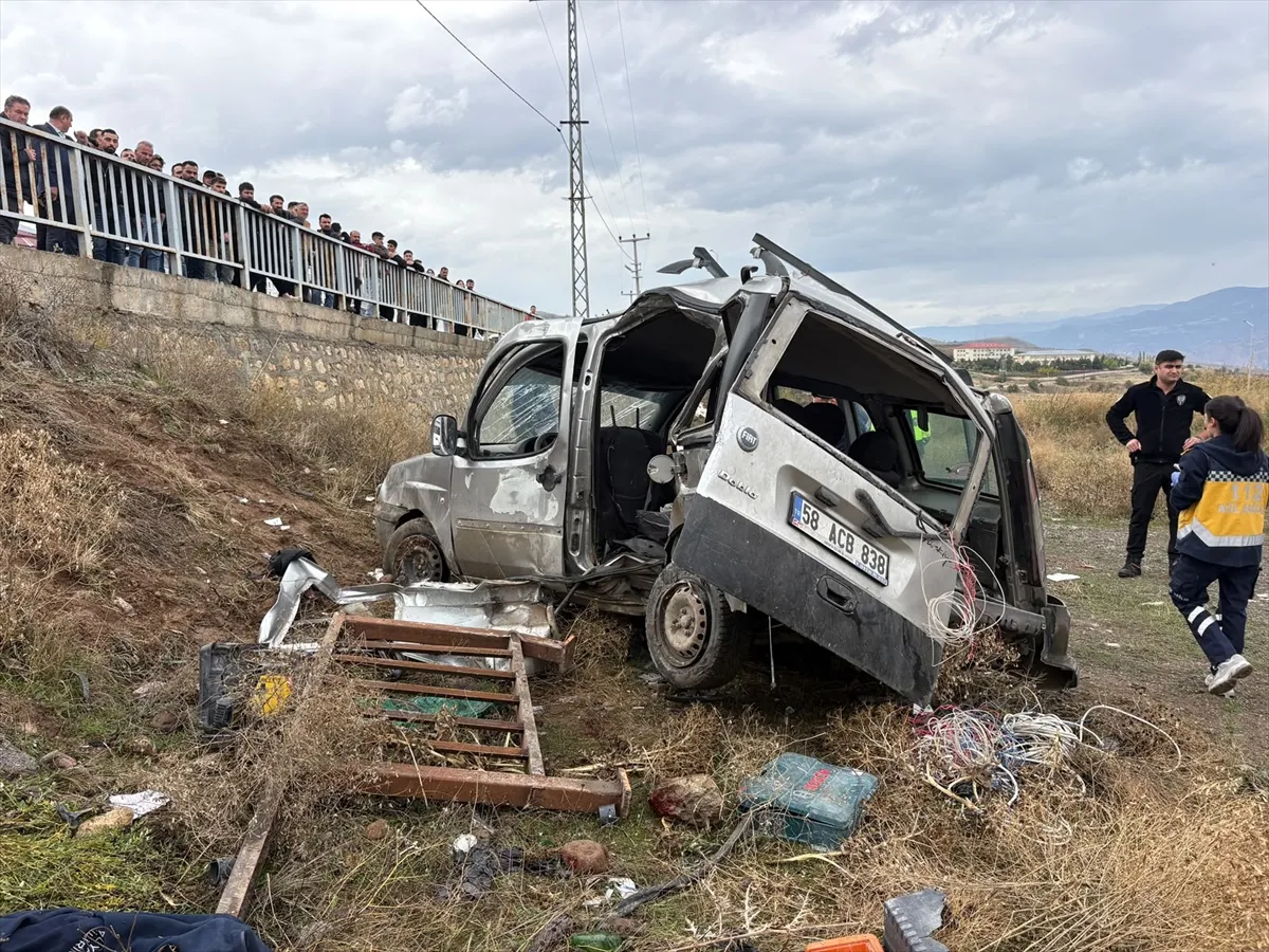Sivas’ta hafif ticari aracın devrilmesi sonucu 1 kişi öldü, 2’si ağır 4 kişi yaralandı (GÜNCELLEME)