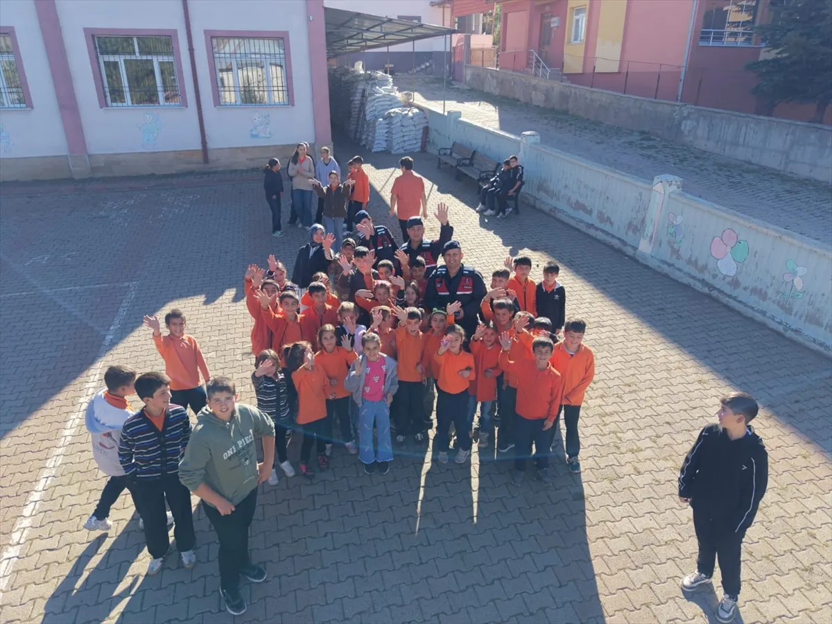 Sivas’ta jandarma ekipleri özel eğitim öğrencisi Alparslan’ın hayalini gerçekleştirdi Sivas’ta jandarma ekipleri özel eğitim öğrencisi Alparslan’ın hayalini gerçekleştirdi