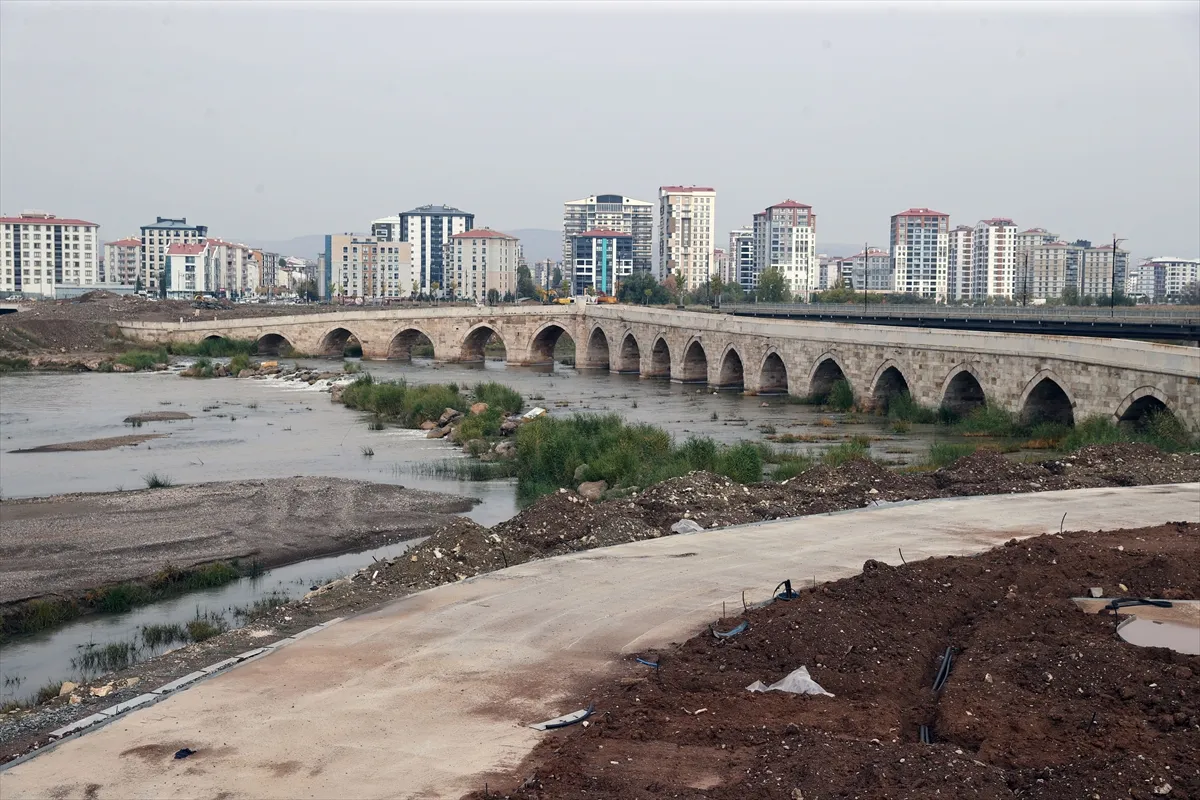 Sivas’ta Kızılırmak’ı turizme kazandırma projesi sürüyor Sivas’ta Kızılırmak’ı turizme kazandırma projesi sürüyor