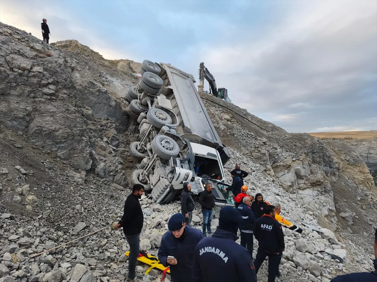 Sivas’ta taş ocağında devrilen kamyonun sürücüsü yaralandı Sivas’ta taş ocağında devrilen kamyonun sürücüsü yaralandı