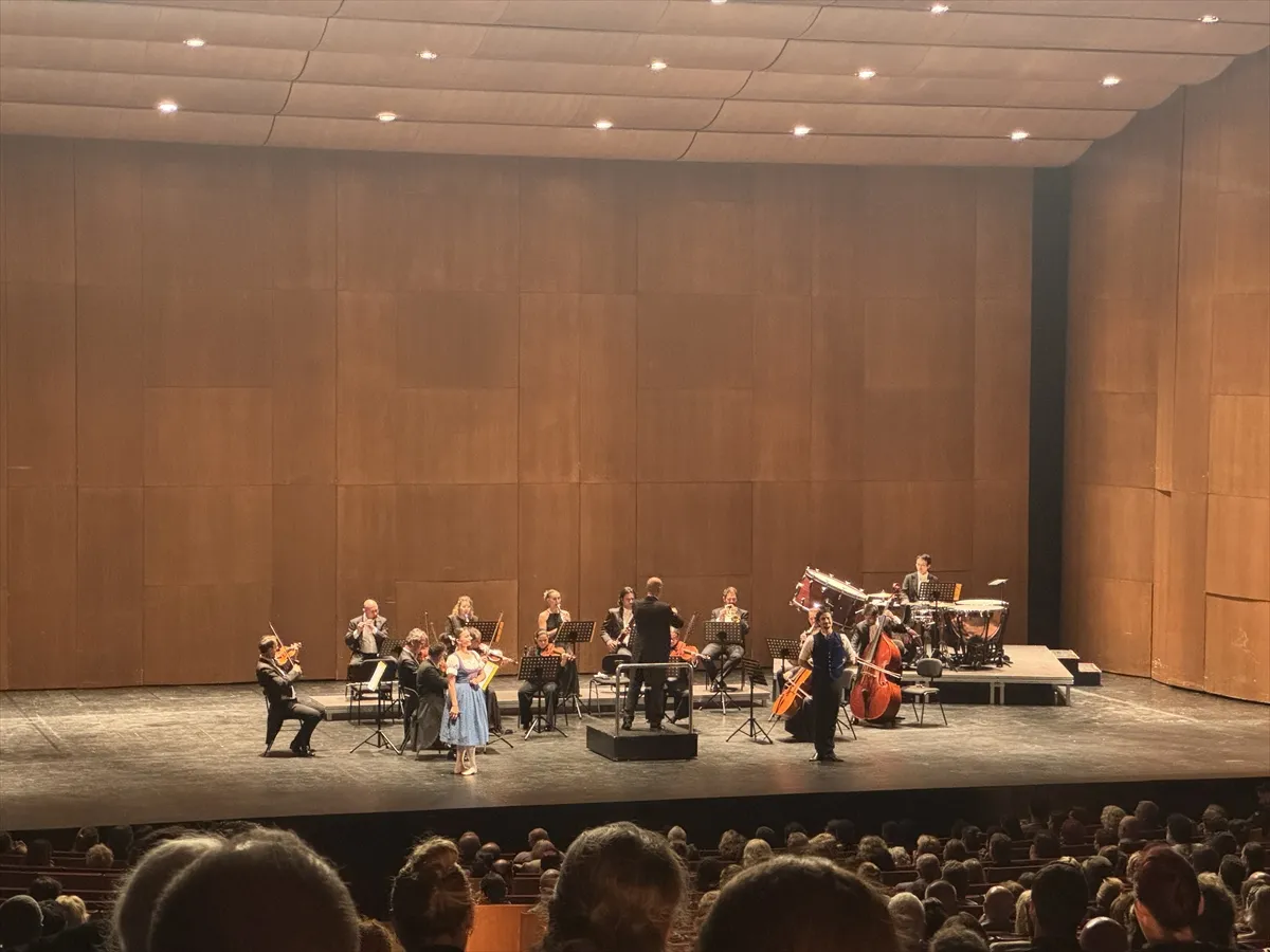 Strauss Philharmonie, AKM’de klasik müziği sahne gösterisiyle buluşturdu