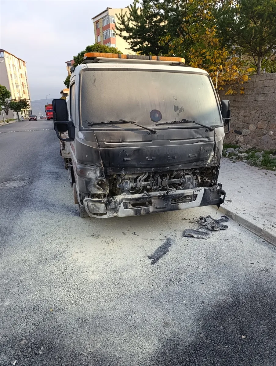 Suşehri’nde park halindeki çekici yandı Suşehri’nde park halindeki çekici yandı