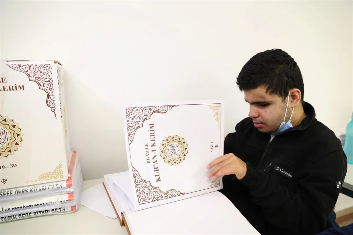TDV’den görme engelli öğrencilere Braille alfabesiyle basılmış Kur’an-ı Kerim hediyesi
