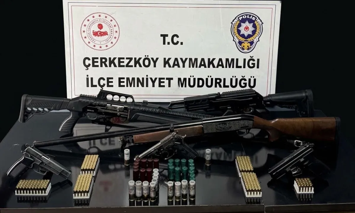 Tekirdağ’da ruhsatsız silah operasyonunda 10 zanlı gözaltına alındı Tekirdağ’da ruhsatsız silah operasyonunda 10 zanlı gözaltına alındı