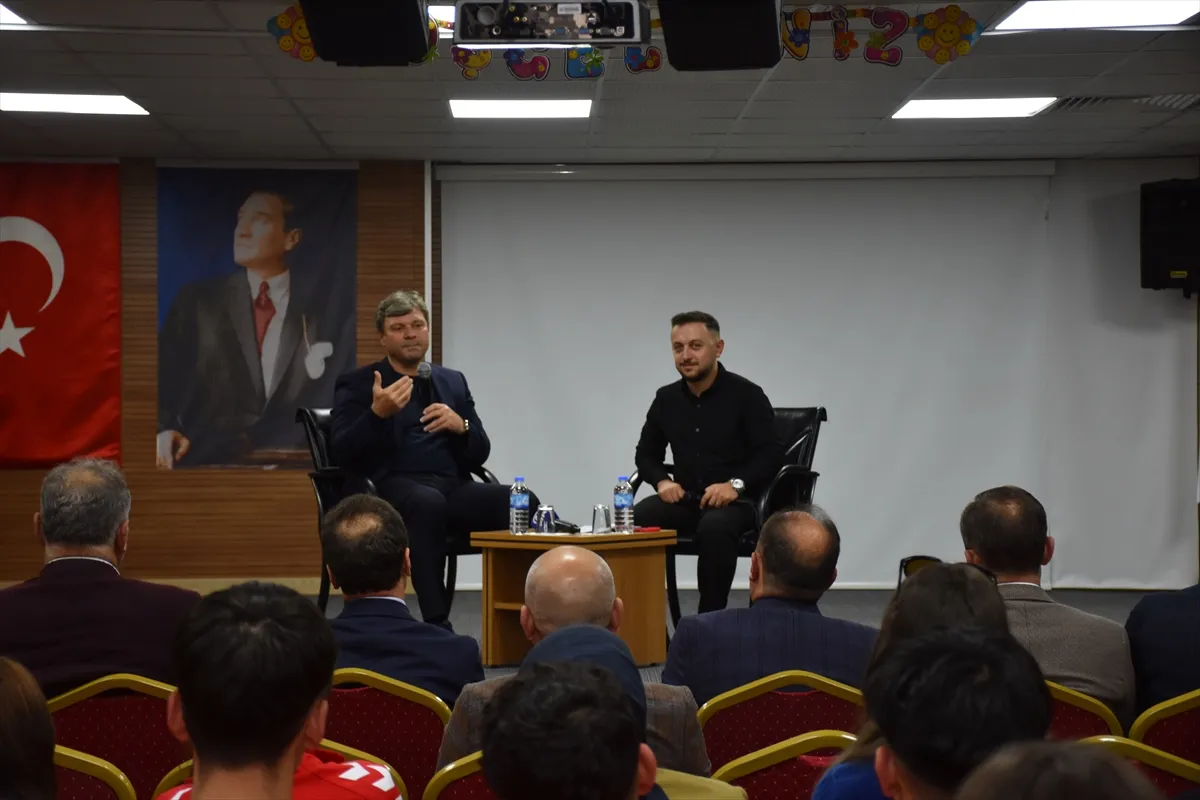Teknik direktör Ertuğrul Sağlam, Gümüşhane’de öğrencilerle buluştu Teknik direktör Ertuğrul Sağlam, Gümüşhane’de öğrencilerle buluştu
