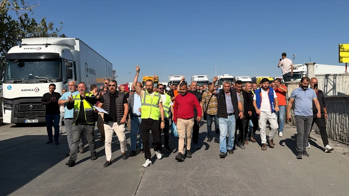 Tır şoförleri Kapıkule’de oturma eylemi yaptı Tır şoförleri Kapıkule’de oturma eylemi yaptı
