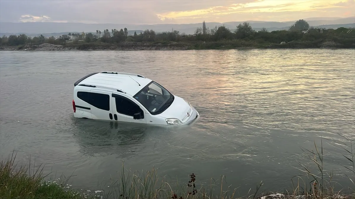 Tokat’ta balık tutmaya giden 4 kişinin aracı suda kaldı