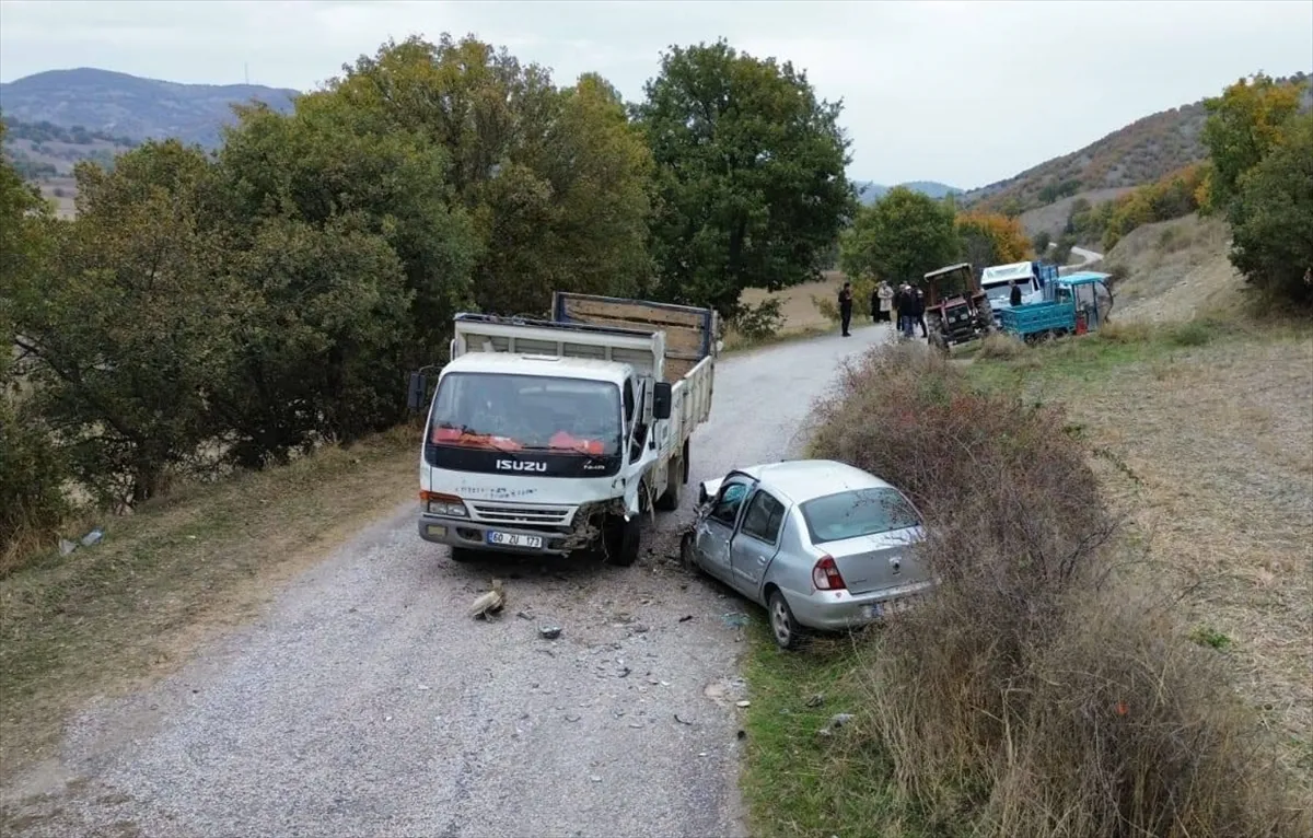Tokat’ta kamyon ile otomobil çarpıştı: 4 yaralı Tokat’ta kamyon ile otomobil çarpıştı: 4 yaralı