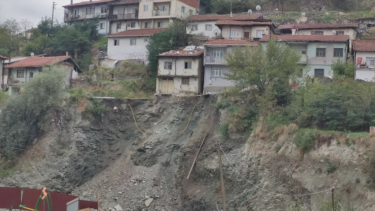 Tokat’ta mahalle yolunda çökme meydana geldi Tokat’ta mahalle yolunda çökme meydana geldi